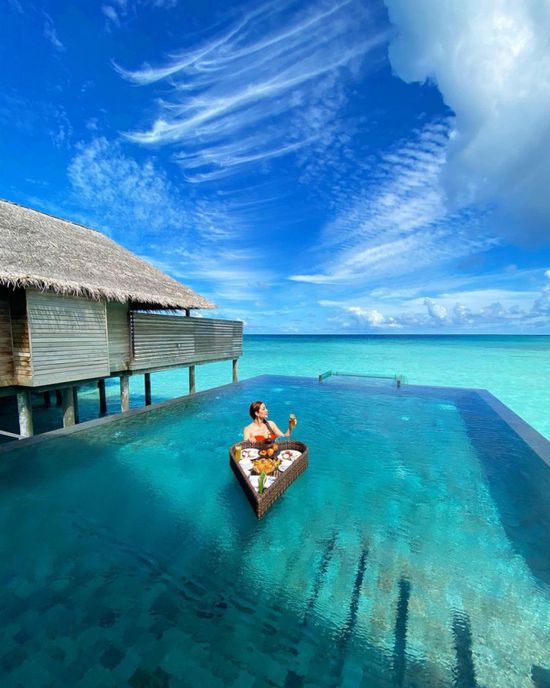 نسرين طافش تتناول إفطارها وسط البحر في المالديف