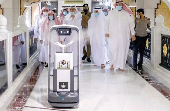 شاهد.. روبوت ذكي يخدم قاصدي المسجد الحرام