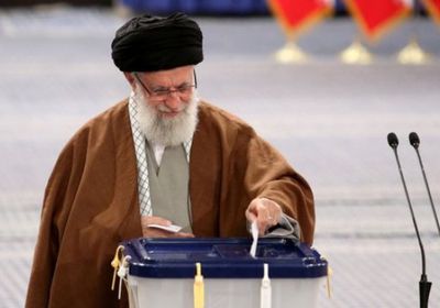 خامنئي يدلي بصوته ويدعو للمشاركة في الانتخابات