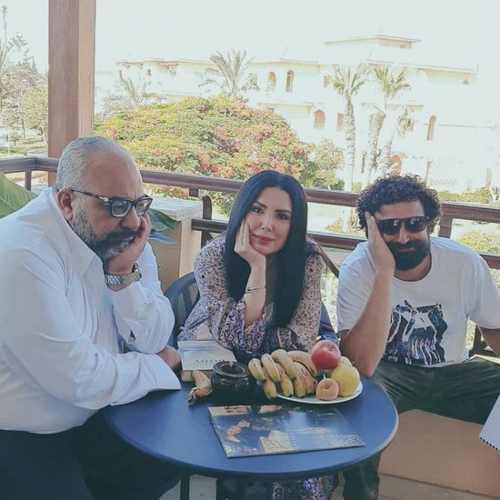 عبير صبري مع بيومي فؤاد في كواليس "عودة الأب الضال"