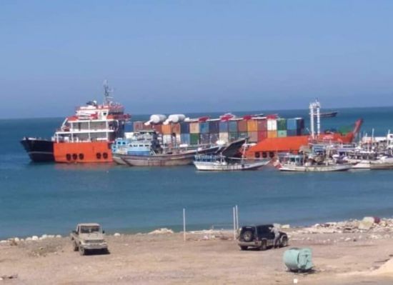 ميناء حولف يستقبل محروقات ومساعدات إماراتية