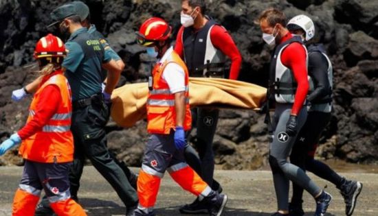  إسبانيا تنقذ أكثر من 40 مهاجرا بعد اصطدام قاربهم