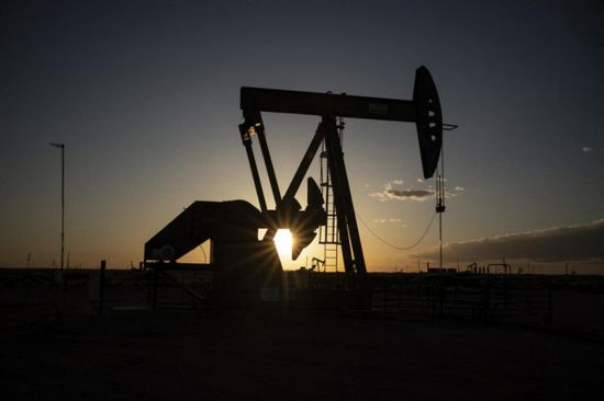 أسعار النفط ترتفع وتسجل رابع مكاسبها الأسبوعية