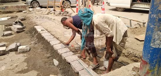 استكمال رصف عدد من شوارع جعار (صور)