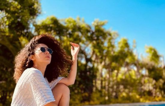 ندى موسى تستمتع بوقتها على حمام السباحة