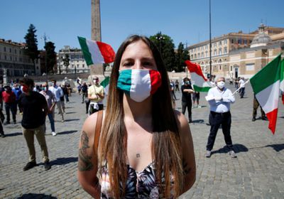 إيطاليا تتخذ قرارًا مهمًا بشأن الكمامات