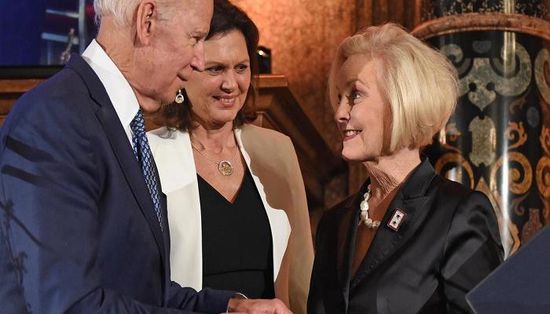 بايدن يرشح أرملة السناتور الراحل جون مكين لهذا المنصب