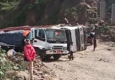 شاحنة تقطع الطريق بين إب والحديدة