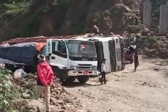 شاحنة تقطع الطريق بين إب والحديدة