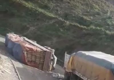 لليوم الثالث.. حادث يقطع طريق إب - الحديدة