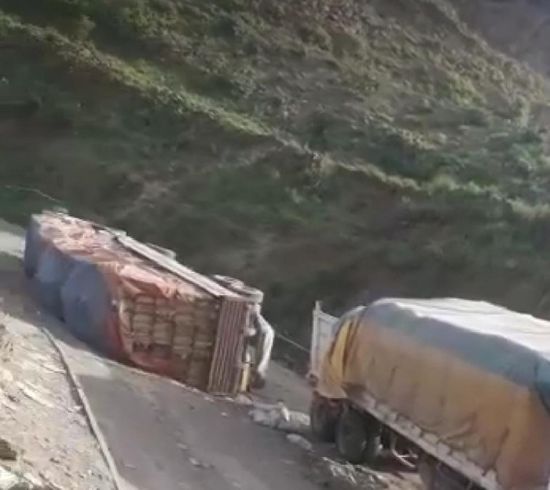 لليوم الثالث.. حادث يقطع طريق إب - الحديدة