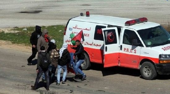 إصابة مسعف فلسطيني إثر استهداف سيارة إسعاف بنابلس