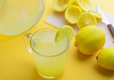 فوائد تناول عصير الليمون الساخن