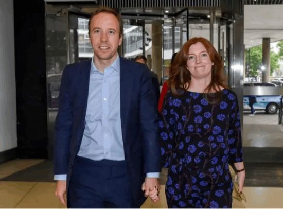  بعد الفضيحة المخلة.. استقالة وزير الصحة البريطاني