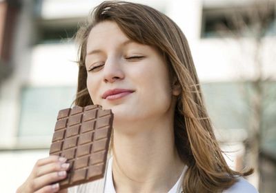تأثير تناول الشوكولاتة صباحًا على حرق الدهون