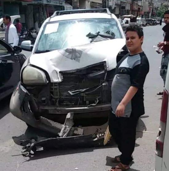 طقم حوثي يصدم سيارة ويهرب في إب
