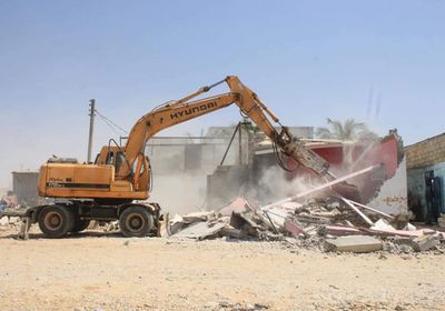 هدم استحداثات بموقع مشروع "الخط البحري" في الشحر