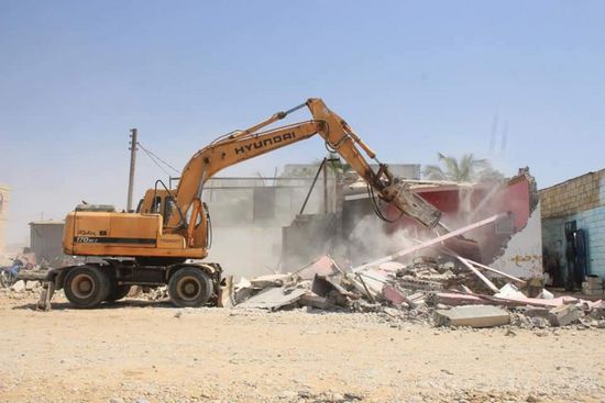 هدم استحداثات بموقع مشروع "الخط البحري" في الشحر