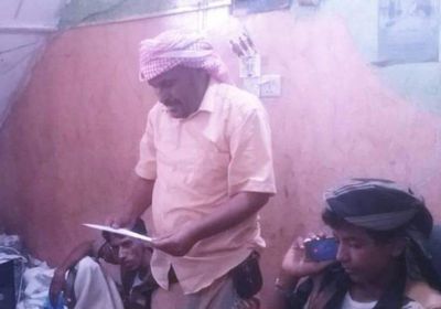 ممثلو "انتقالي المحفد" يرصدون صرف الحوالات الطارئة