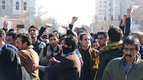 قوات الأمن الإيرانية تطلق الرصاص على محتجين بمدينة آبدانان