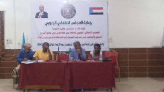 بحلقة نقاشية.. انتقالي أبين يتحرك لإنهاء مخاطر النزوح