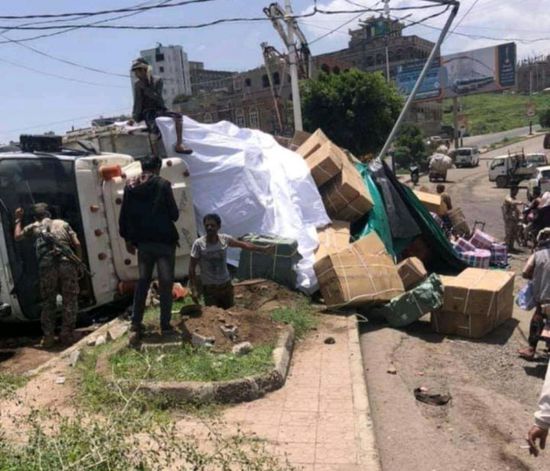 انقلاب قاطرة يغلق المرور بوسط إب