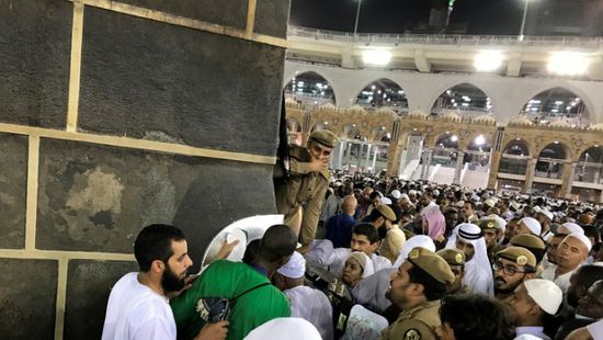 رفع الجزء السفلي من كسوة الكعبة استعدادًا لموسم الحج (فيديو)