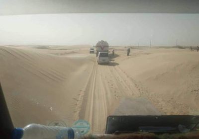 الكثبان الرملية تغلق الطريق بين عزان وعتق