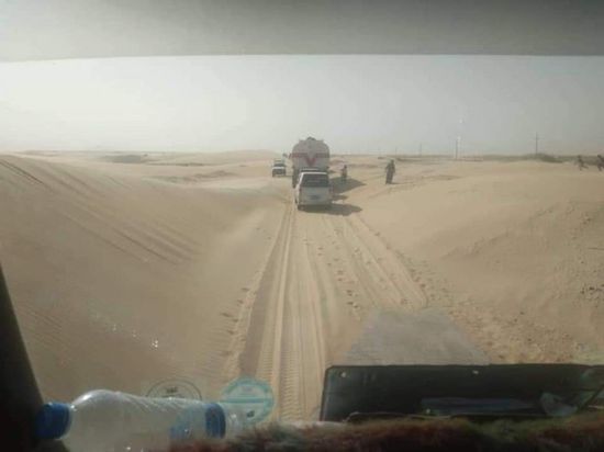 الكثبان الرملية تغلق الطريق بين عزان وعتق