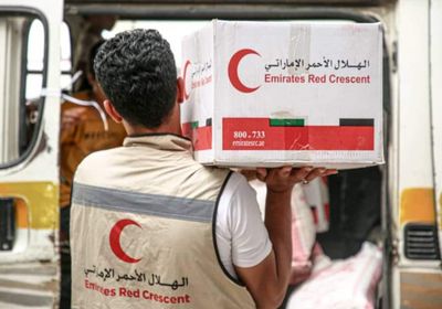الإمارات توزع مساعدات غذائية على المئات بديس المكلا