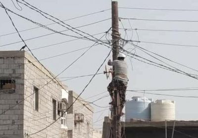 فصل الكهرباء عن المُخالفين يإحدى حارات الحوطة
