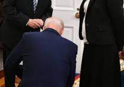 بايدن يركع أمام مسؤولة إسرائيلية