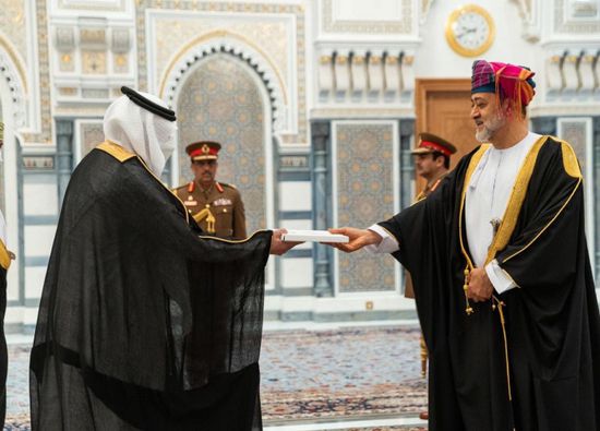 العنزي يُقدم أوراق اعتماد إلى سلطان عمان