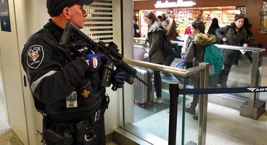  إخلاء صالة سفر بمطار "نيوآرك" بعد تهديد بوجود قنبلة