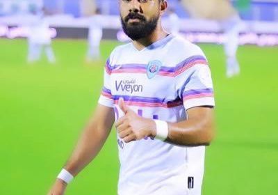 أبها يعلن تجديد عقد ساري عمرو