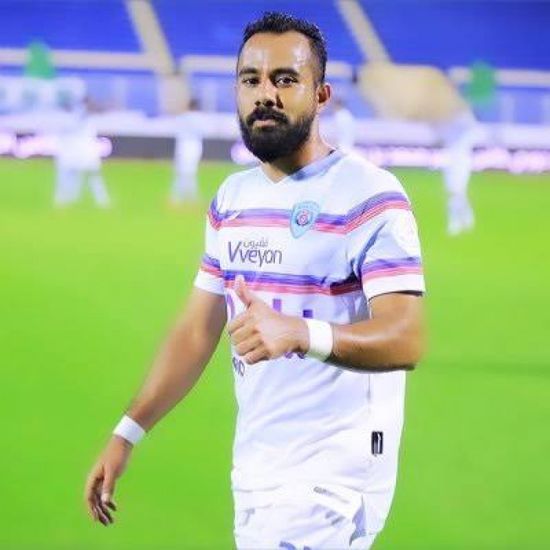 أبها يعلن تجديد عقد ساري عمرو