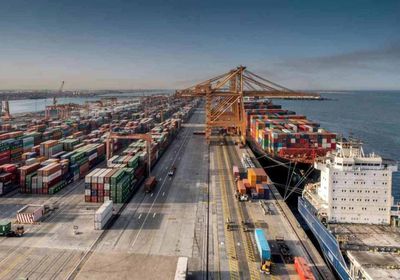 حريق على متن سفينة في ميناء "جبل علي" بالإمارات (فيديو)