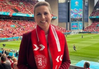 رئيسة وزراء الدنمارك تؤازر لاعبي منتخب بلادها