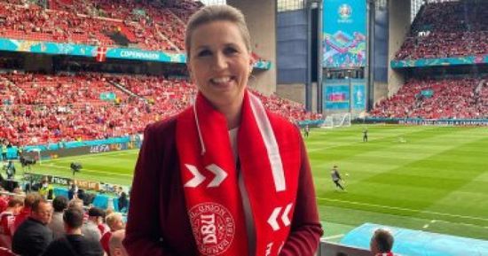 رئيسة وزراء الدنمارك تؤازر لاعبي منتخب بلادها