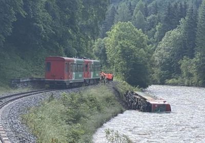  إصابة 17 طالبًا بعد سقوط عربة قطار في نهر بالنمسا