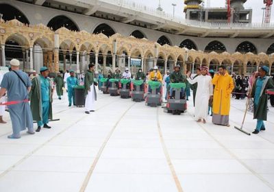  استعدادًا للحج.. 4 آلاف عامل يعقمون المسجد الحرام
