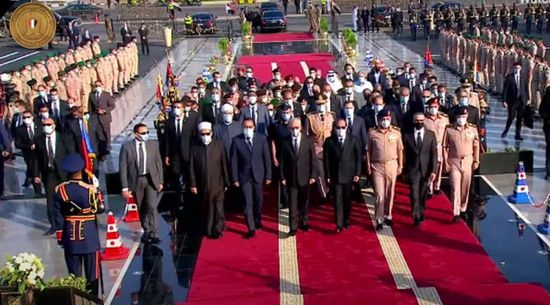  السيسي يتقدم المشاركين في الجنازة العسكرية لجيهان السادات