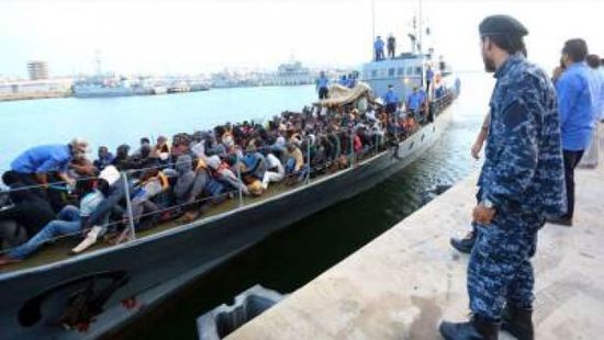 خفر السواحل الليبية توقف 31 مهاجرًا غير شرعي