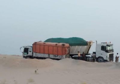 الكثبان الرملية تغلق الطريق الدولي في رضوم