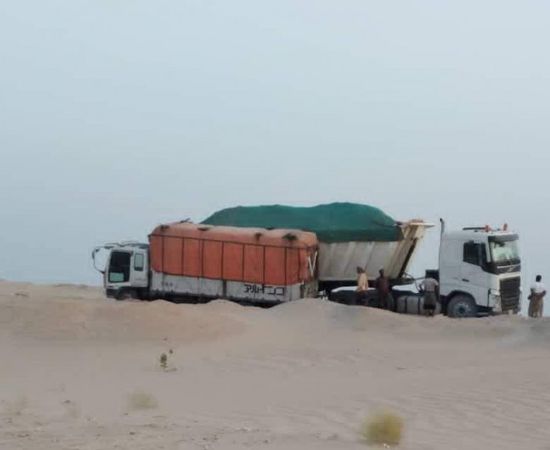 الكثبان الرملية تغلق الطريق الدولي في رضوم