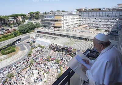  بابا الفاتيكان يظهر لأول مرة بعد إجرائه عملية جراحية