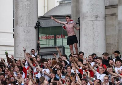 جماهير إنجلترا تحتشد بالقرب من ملعب نهائي اليورو