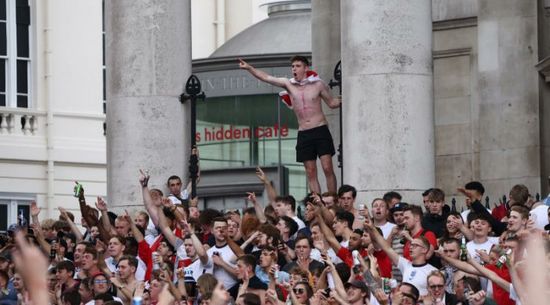 جماهير إنجلترا تحتشد بالقرب من ملعب نهائي اليورو
