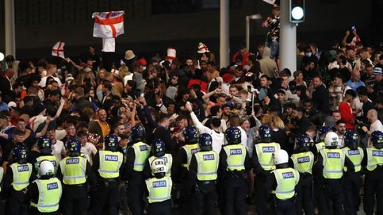 شاهد.. مشجعو إنجلترا يعتدون على جماهير إيطالية