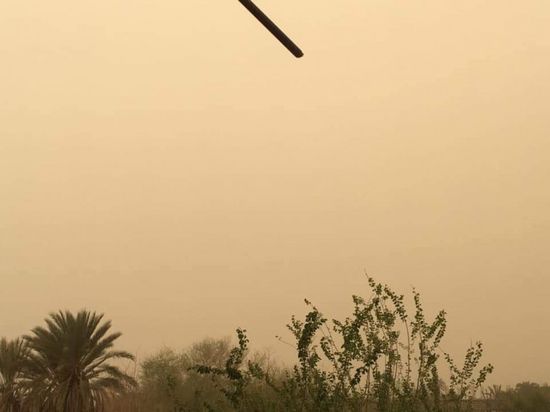 موجة غبار تجتاح بيحان في شبوة (صور)